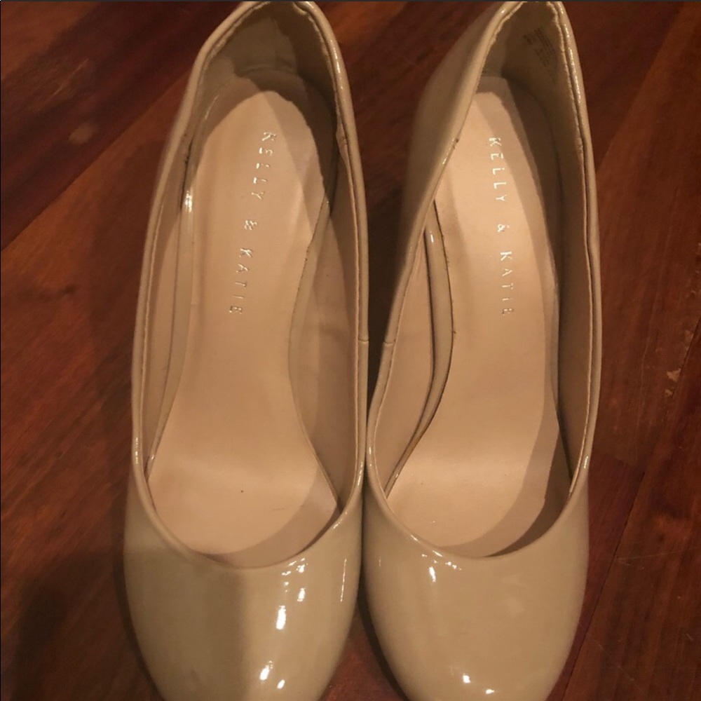 Kelly & Katie size 8 nude pumps